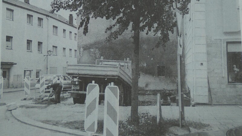 Bauhof-Mitarbeiter haben die Fläche hergerichtet, auf der früher die Tankstelle Voraus stand. Anfang Mai 1999 wurde dort ein Gehsteig gebaut, der das Queren der Hauptstraße erleichtern sollte.