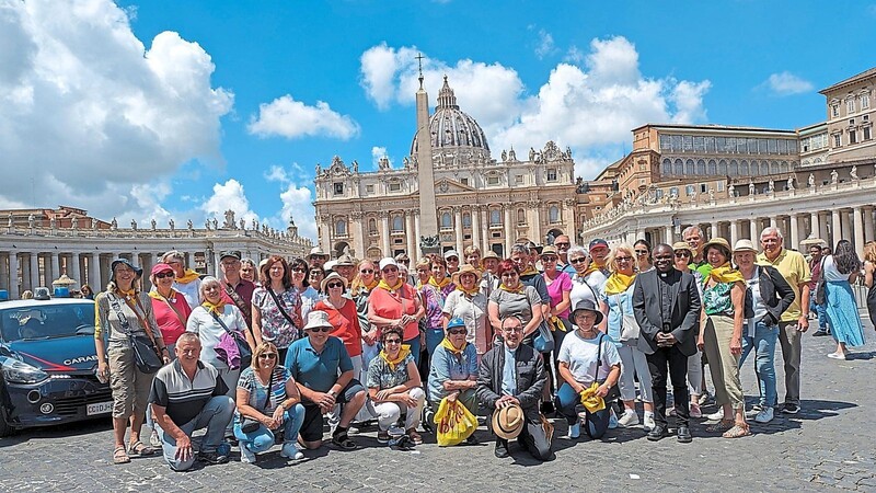 Die Reisegruppe vor dem Petersdom