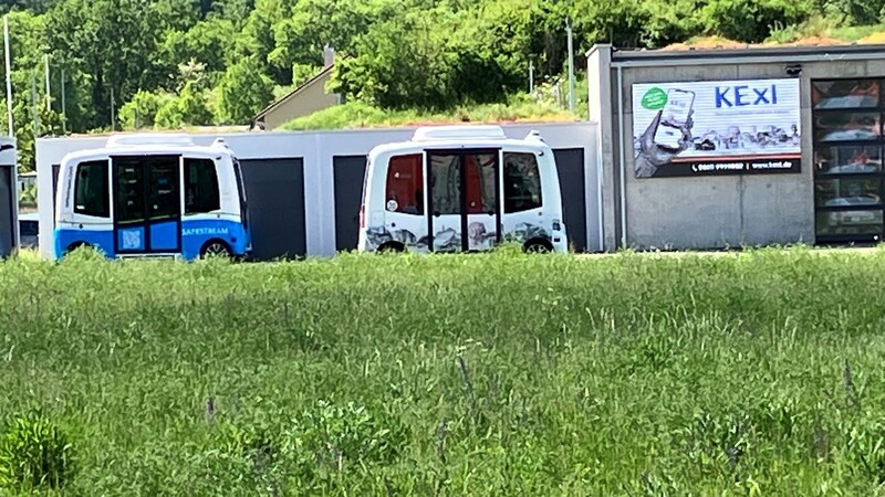 Die possierlichen Vehikel des Forschungsprojekts Kelride für autonomes Fahren gehen schon seit längerer Zeit vor ihrem Hub direkt am Landratsamt im Kelheimer Donaupark an den Start.