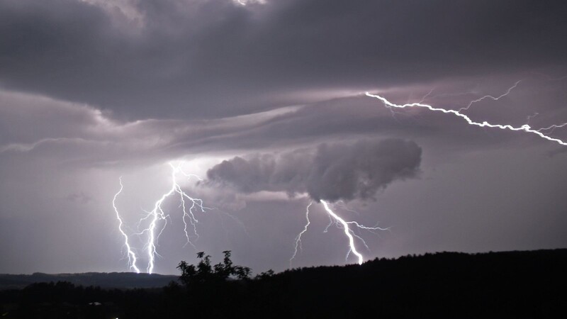 Ein Nachtgewitter mit beeindruckender "Blitzshow" gab es kurz vor Mitternacht am 27. Mai. Das Foto wurde in Eggerszell aufgenommen.