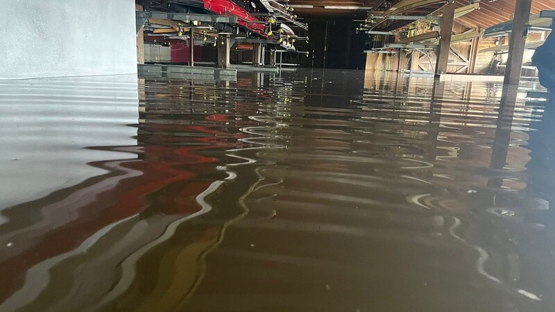 Hochwasser in den teilweise evakuierten Bootshallen. Oben sind noch Boote zu sehen.