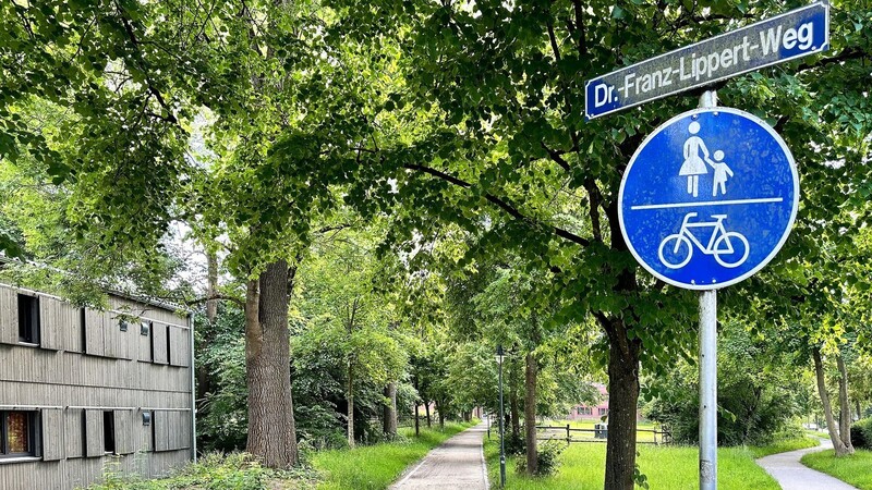 Der Dr.-Franz-Lippert-Weg verläuft durch eine Wiese zwischen Gestüt- und Siegmund-Schwarz-Straße.