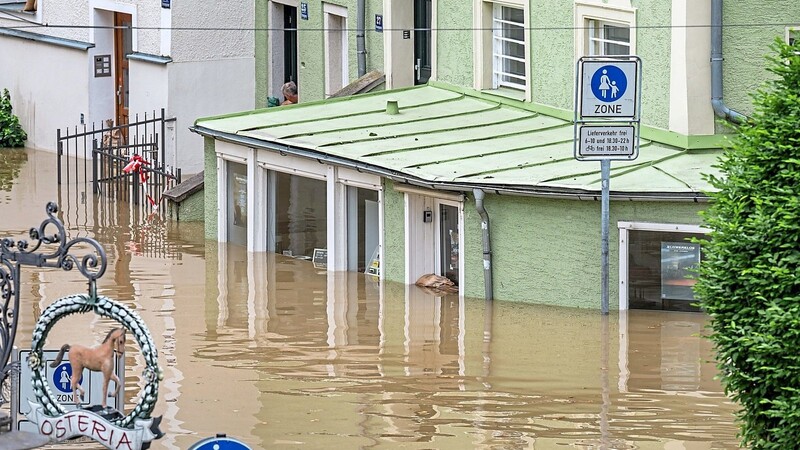 Die Passauer Altstadt ist immer wieder vom Hochwasser der Donau überflutet. Die derzeitigen Überschwemmungen rücken das Thema Elementarpflichtversicherung wieder in den Fokus.