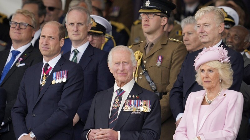 König Charles III. von Großbritannien (M.) nimmt an der nationalen Gedenkveranstaltung des Vereinigten Königreichs zum 80. Jahrestag des D-Day teil. An diesem Donnerstag folgt das internationale Gedenken in der Normandie.