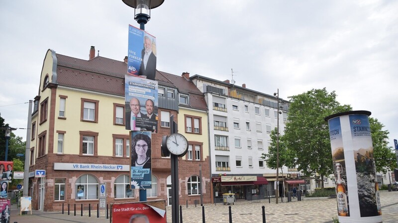 In Mannheim ist ein AfD-Gemeinderatskandidat am späten Dienstagabend mit einem Messer angegriffen worden.