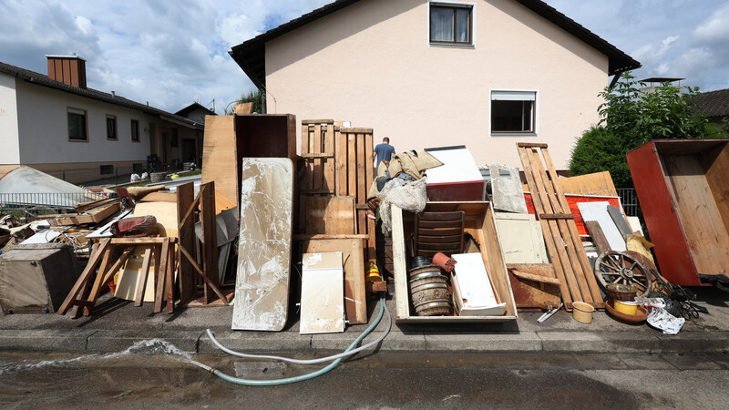 Vom Hochwasser zerstörte Gegenstände stehen vor einem Wohnhaus im Landkreis Pfaffenhofen an der Ilm zum Abtransport bereit. Seit Tagen kämpfen Anwohner und Helfer in Bayern gegen die Flut und ihre Folgen.
