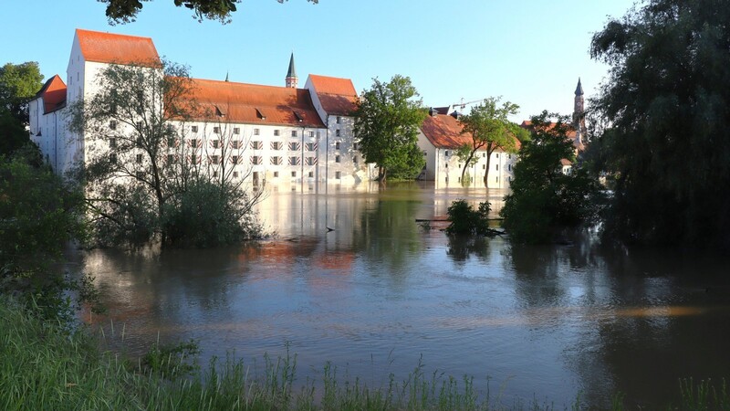 Der Scheitel des Hochwassers hat Straubing und das Herzogschloss passiert, seitdem sinkt der Pegel aber kaum noch.