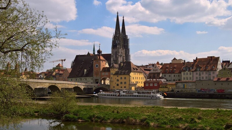 Der Blick über die Donau hin zur Steinernen Brücke und zum Dom.