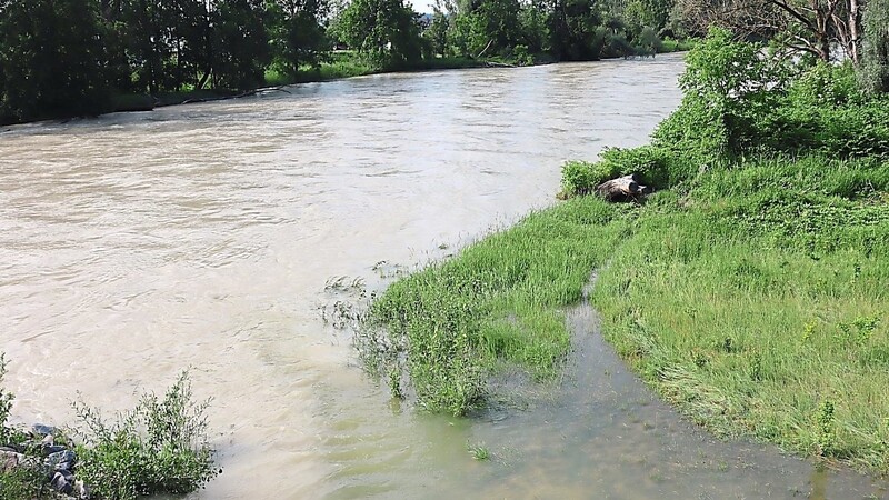 Auch die Isar ist zuletzt deutlich angeschwollen - dennoch hat sich die Hochwasserlage in Moosburg inzwischen deutlich entspannt.