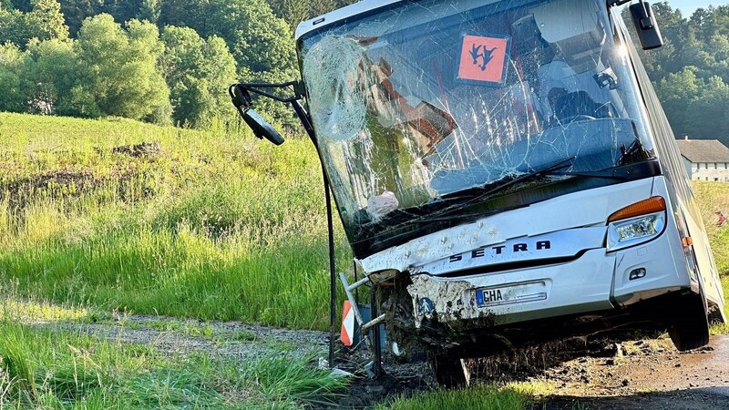 Der schwerbeschädigte Bus im Straßengraben zwischen Furth im Wald und Ränkam.
