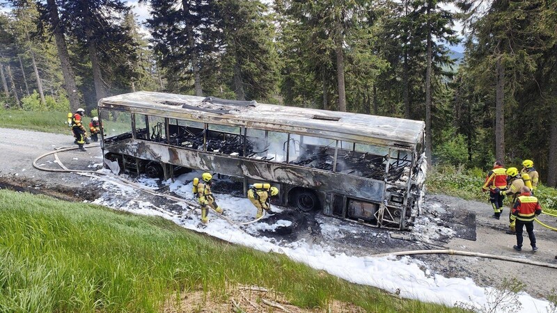 Die Feuerwehr Bodenmais löschte den Bus.
