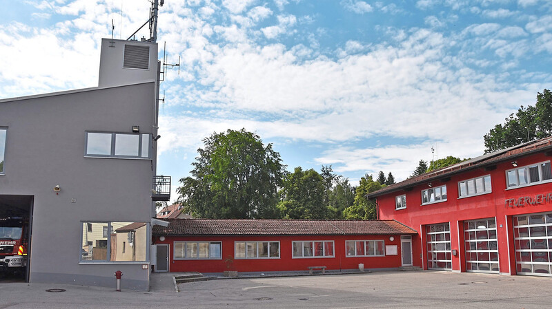 Der kleine Gebäudetrakt der FFW Mainburg zwischen Fahrzeughalle und Schlauchturm wird durch einen großen Verbindungsbau ersetzt.