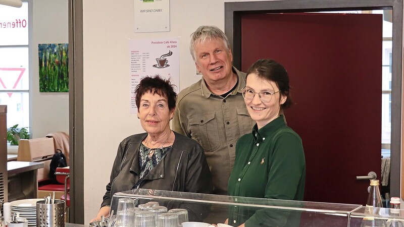 Doris Maier (links) und Marianne Bachschmid (rechts) helfen hinter der Theke oder in der Küche hinter der bordeauxroten Tür mit. Sozialpädagoge Andreas Albrecht ist für die Organisation im Café zuständig.