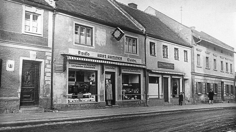 Von 1929 bis 1937 betrieb Hans Hammer Geschäft und Werkstätte in der Landshuter Straße 33.