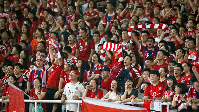 Chinesische Fans im Juli 2015 beim Testspiel des FC Bayern gegen Inter Mailand in Shanghai.