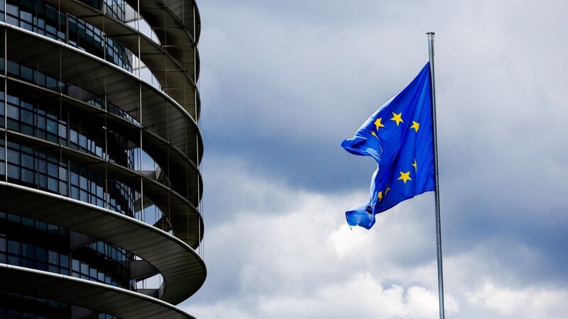Die Flagge der Europäischen Union weht vor dem Gebäude des Europäischen Parlaments im Wind. Vom 6. bis zum 9. Juni 2024 wählen die Bürger der 27 EU-Staaten das Europäische Parlament.