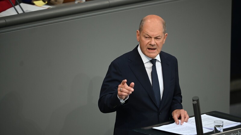 Bundeskanzler Olaf Scholz (SPD) gibt im Plenum des Bundestags eine Regierungserklärung zur "aktuellen Sicherheitslage".