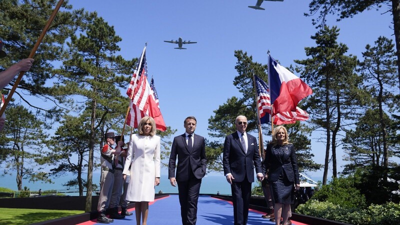 Der französische Präsident Emmanuel Macron, dessen Frau Brigitte sowie US-Präsident Joe Biden und dessen Frau Jill (v. l.) begehen gemeinsam die Feierlichkeiten zum 80. Jahrestag des D-Day in der Normandie.