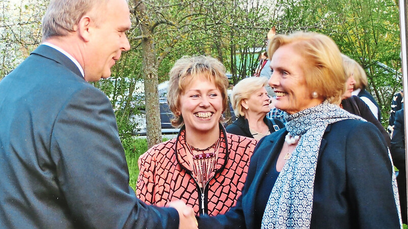 Bei ihrer Ankunft in Oberlindhart wurde Ruth Maria Kubitschek vom damaligen Bürgermeister Karl Wellenhofer und Galeristin Brigitte Zettl begüßt.