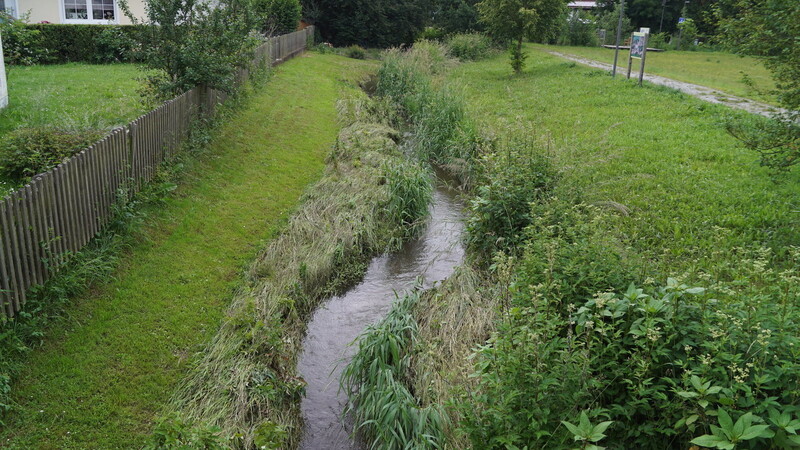 In der Haarbacher Ortsmitte sieht es derzeit so aus. Aber der Bach kann innerhalb kürzester Zeit über die Ufer treten.
