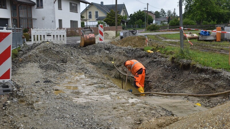 Im Rahmen der Straßensanierung wird erstmals auch ein Kanalrohr für die Straßenentwässerung verlegt.