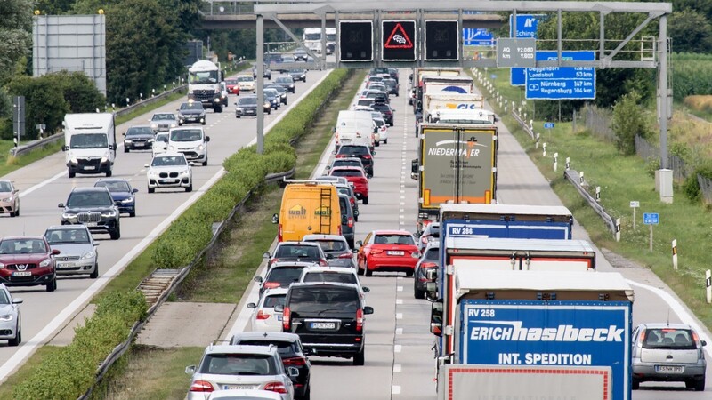 Die A92 (im Bild bei München) soll einen neuen Asphaltbelag erhalten. Die 30 Jahre alte Straßen hat im Bereich zwischen Essenbach und Dingolfing erhebliche Mängel, immerhon fahren dort 40.000 Kraftfahrzeuge am Tag.
