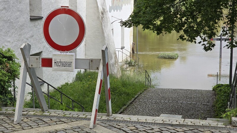 Der Wasserstand der Donau in Straubing sinkt und dürfte am Samstag Meldestufe 4 unterschreiten.