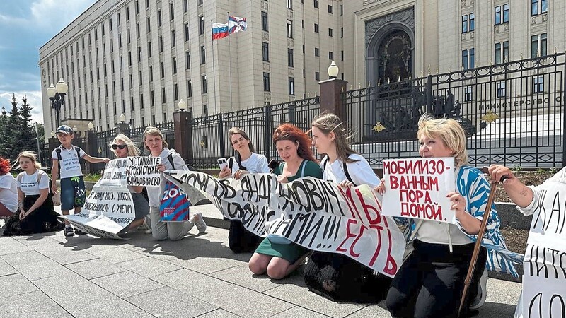 Ehefrauen von russischen Soldaten fordern vor dem Verteidigungsministerium in Moskau die Rückkehr ihrer Männer.