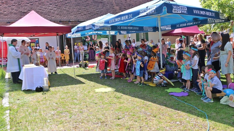 Mit einem Wortgottesdienst begann im Pfarrgarten das Jubiläumsfest des Kinderhauses St. Johannes.