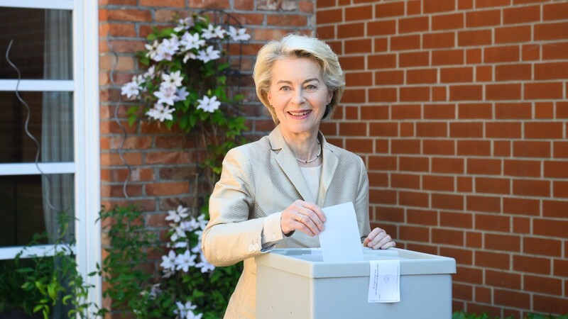 Ursula von der Leyen bei der Stimmabgabe: Die Deutsche würde gerne Präsidentin der Europäischen Kommission bleiben.