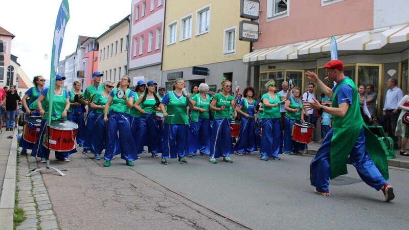 Bei Sarará ist kein Durchkommen möglich: Die Samba-Percussion-Band aus Regensburg füllt die ganze Straßenbreite.