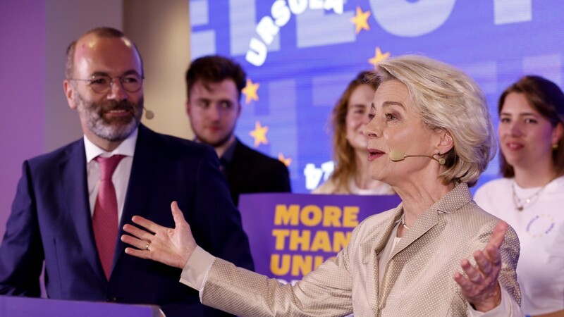 EVP-Spitzenkandidatin Ursula von der Leyen spricht neben EVP-Chef Manfred Weber (r.) am Wahlabend in Brüssel. Die Mitte-rechts-Partei EVP beansprucht nach ihrem Sieg bei der Europawahl weiterhin den Vorsitz der EU-Kommission.