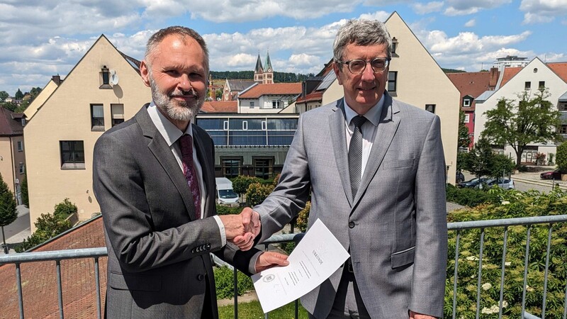 Über den Dächern von Cham überreicht der Präsident des Landgerichts Regensburg, Alfred Huber (rechts), dem neuen Amtsgerichtsdirektor Dr. Thomas Strauß die Ernennungsurkunde.