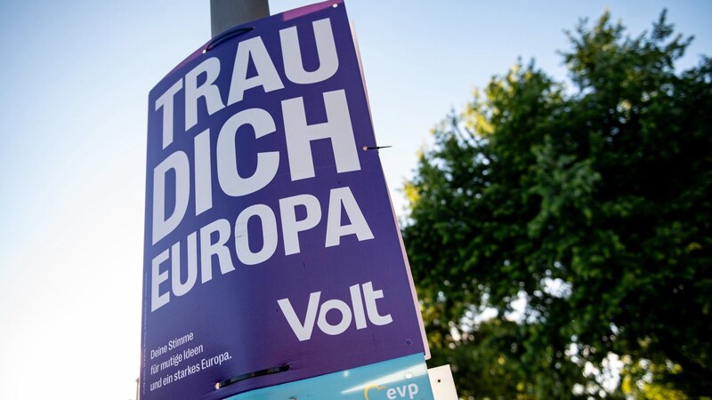Ein Wahlplakat der Partei Volt hängt an einer Straßenlaterne. Bei der EU-Wahl erreichte die Kleinpartei 2,6 Prozent.