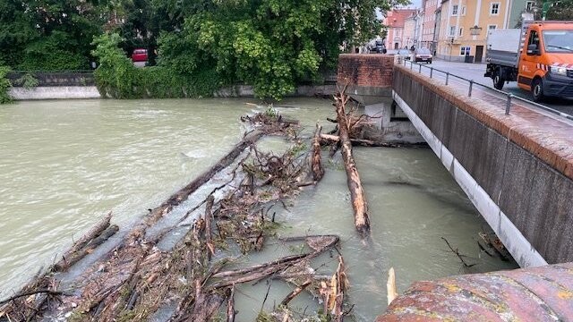 Das angeschwemmte Treibgut muss entfernt werden. Deshalb ist die Heilig-Geist-Brücke am Mittwoch ab 5 Uhr gesperrt.