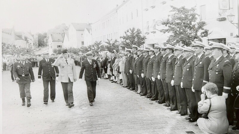 Abschieds-Appell auf dem Further Stadtplatz: Offiziere schreiten die Front ab, in die sich als Zeichen der Verbundenheit auch Further Vereinsvertreter einreihten.