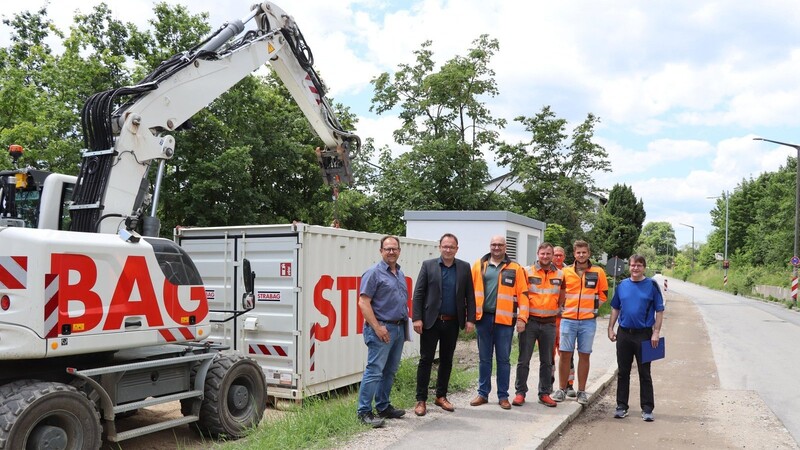 In dieser Woche beginnt die Sanierung der Frühlingstraße. Josef Ried, Bürgermeister Martin Stoiber, Mitarbeiter der Firma Strabag und Ingenieur Stefan Brandl erläutern unter anderem den Zeitplan.