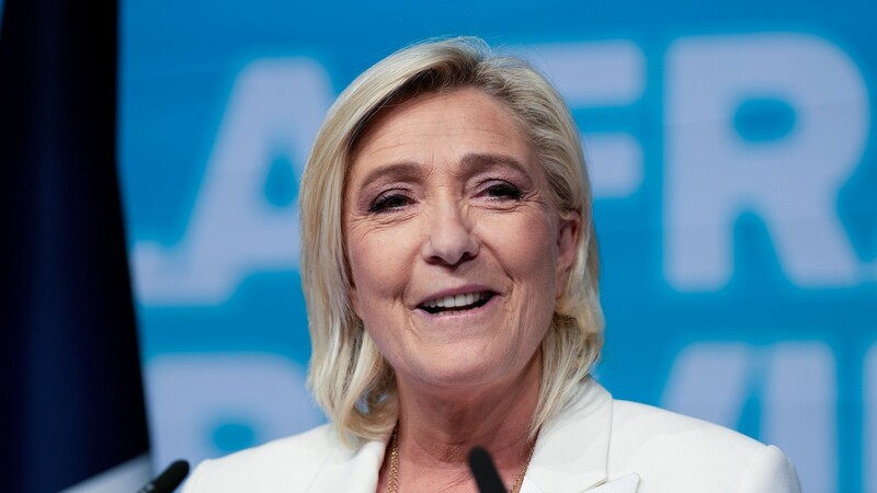 Marine Le Pen, Vorsitzende der französischen rechtsextremen Nationalen Sammlungsbewegung (RN), äußert sich erfreut auf die starken Zugewinne bei der Europwahl, die in Frankreich ein politisches Beben ausgelöst haben.
