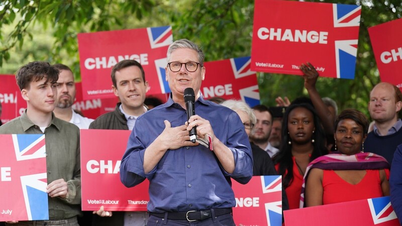 Labour-Vorsitzender Keir Starmer hält eine Rede während einer Wahlkampfreise.