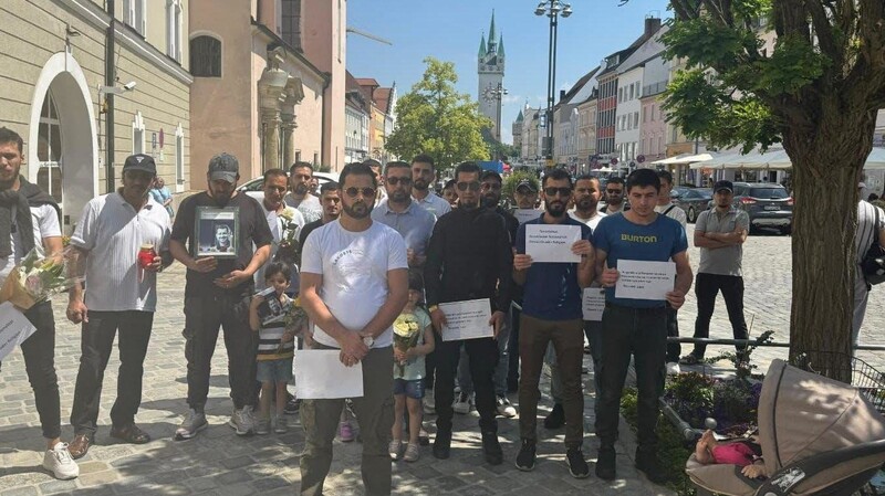 Etwa 20 Kinder und Männer aus der arabischen Community in und um Straubing haben ihr Beileid vor der Straubinger Polizeiinspektion zum Ausdruck gebracht.