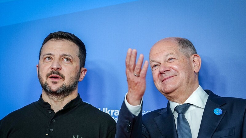 Bundeskanzler Olaf Scholz (r.) und Wolodymyr Selenskyj tauschen sich über weitere Ukraine-Hilfen aus.