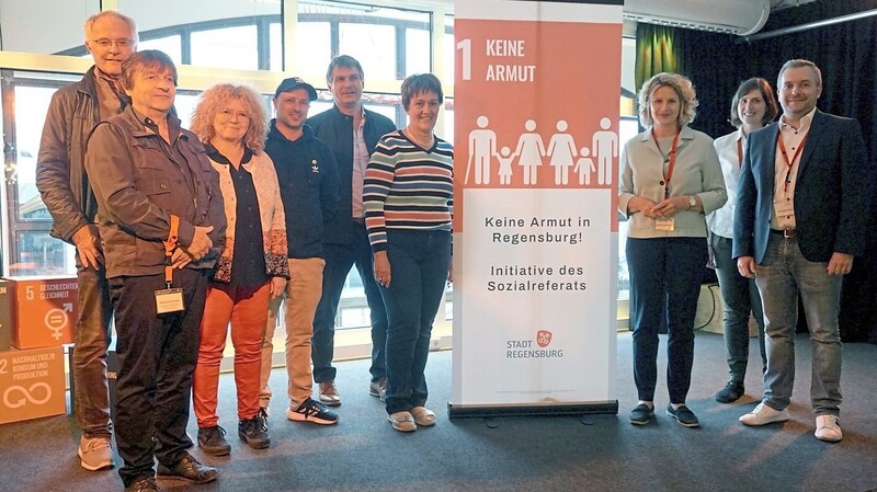 Vertreter von Verbänden und Initiativen standen zusammen mit Bürgermeisterin Astrid Freudenstein (Dritte von rechts) und mehreren Stadträten bereit.
