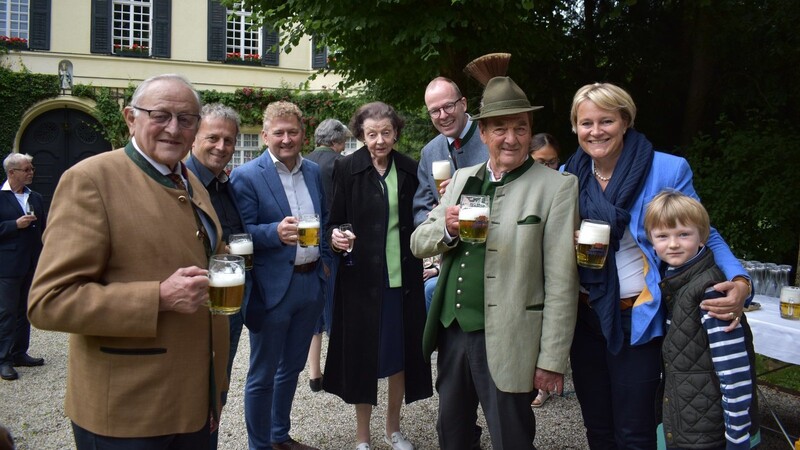 Der ehemalige Landauer Bürgermeister Josef Brunner (v. l.), Marklkofens Bürgermeister Peter Rauscher, Eichendorfs Bürgermeister Josef Beham, Gräfin Monica, Max Georg Graf von Arco auf Valley, Hans Bachmaier von den Alphornbläsern, Julia Susann Gräfin von Arco auf Valley mit Thaddeo