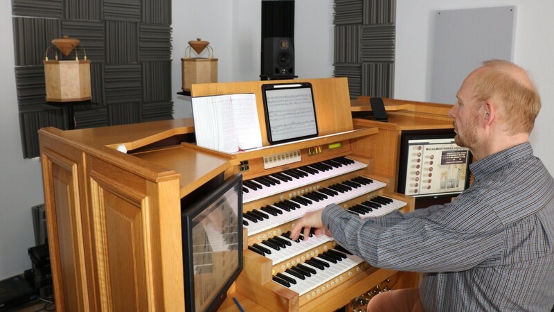 Martin Kondziella sitzt an seiner digitalen Orgel. Ein Hightech-Gerät.
