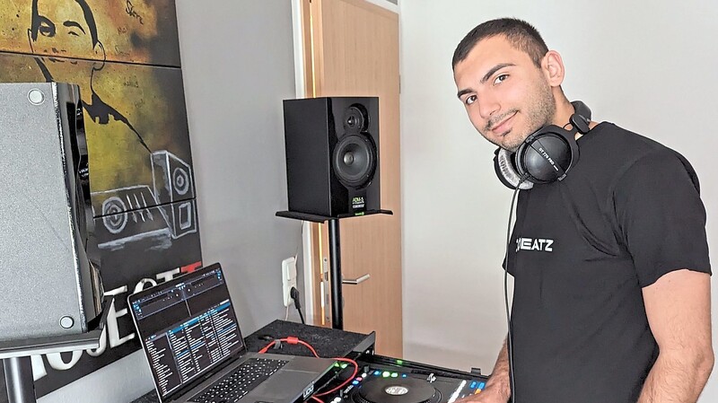 Tobias Auburger a.k.a. DJ T.O.Beatz daheim in seinem Studio, wo er für seine Auftritte übt.
