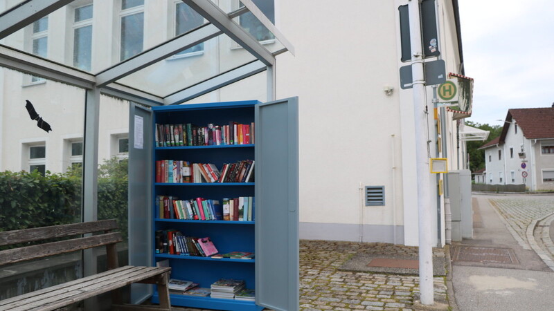Direkt neben der Schule steht in Pfakofen ein offenes Bücherregal. Interessierte können sich dort jederzeit neuen Lesestoff holen.