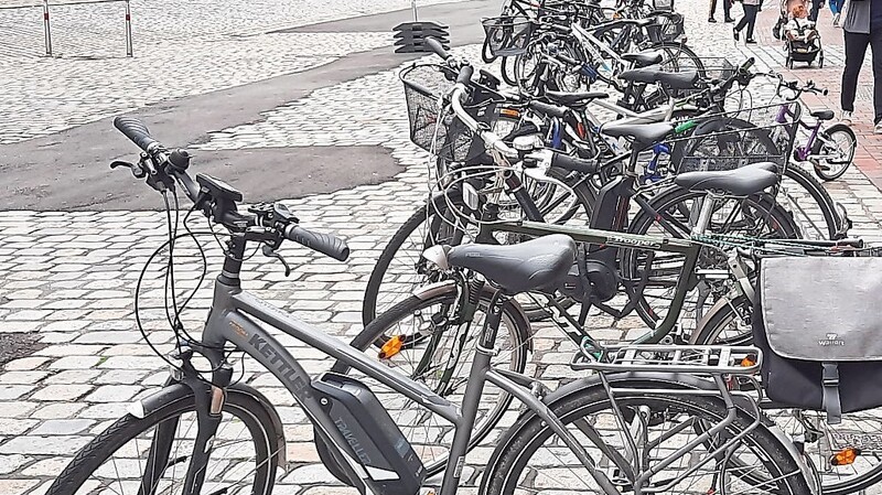 Viele Fahrräder werden derzeit in der Altstadt "wild" geparkt. Der Alternativstandort in der Domfreiheit wird hingegen nur von wenigen Radfahrern genutzt.