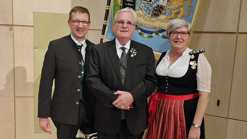 Gauschützenmeisterin Evi Graßl und stellvertretender Gauschützenmeister Jürgen Fechter (links) gratulierten Fred Nass zur höchsten Auszeichnung, die der BSSB zu vergeben hat.