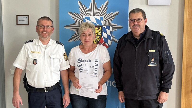 Alexandra Ertl, zusammen mit Kreisbrandinspektor Norbert Auerbeck und Erster Polizeihauptkommissar Josef Weindl.