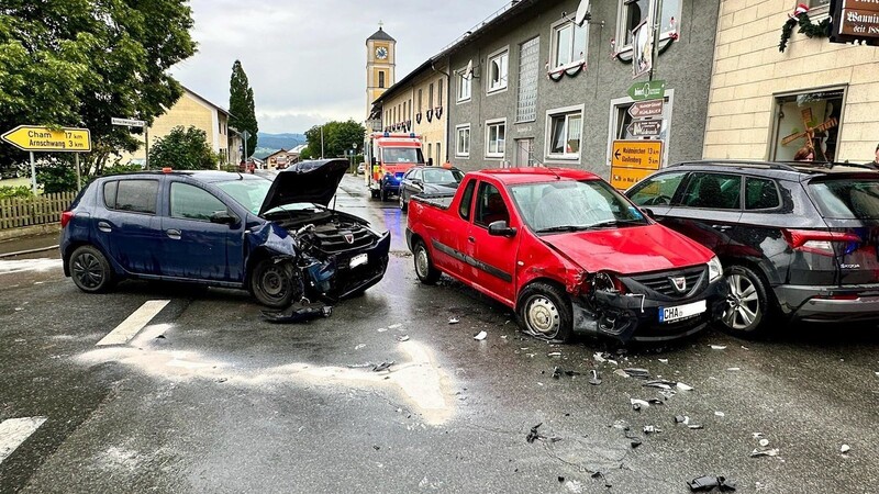 Der Dacia Sandero (links) war in die Hauptstraße eingebogen und hatte dabei den roten Dacia Logan übersehen.